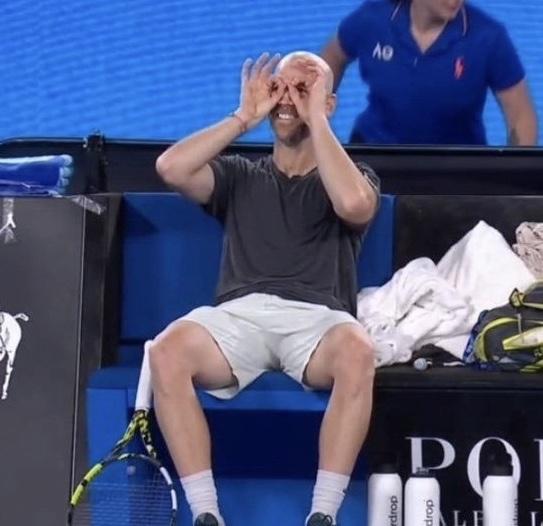 残暴！德约连赢13局晋级澳网8强，对手吞“双蛋”后苦笑，比手势自嘲(4)