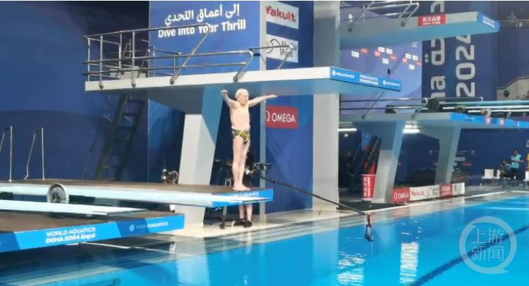 伊朗百岁老人夺得世锦赛跳水冠军，重庆裁判现场打分：一开始以为他是嘉宾(1)