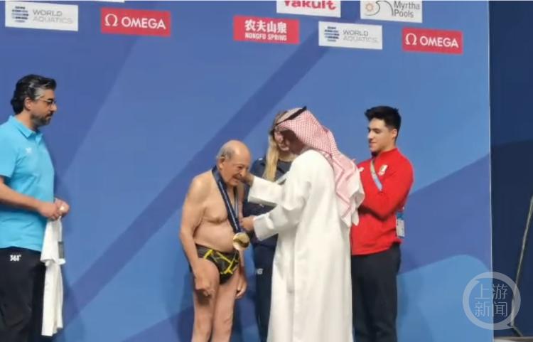伊朗百岁老人夺得世锦赛跳水冠军，重庆裁判现场打分：一开始以为他是嘉宾(2)