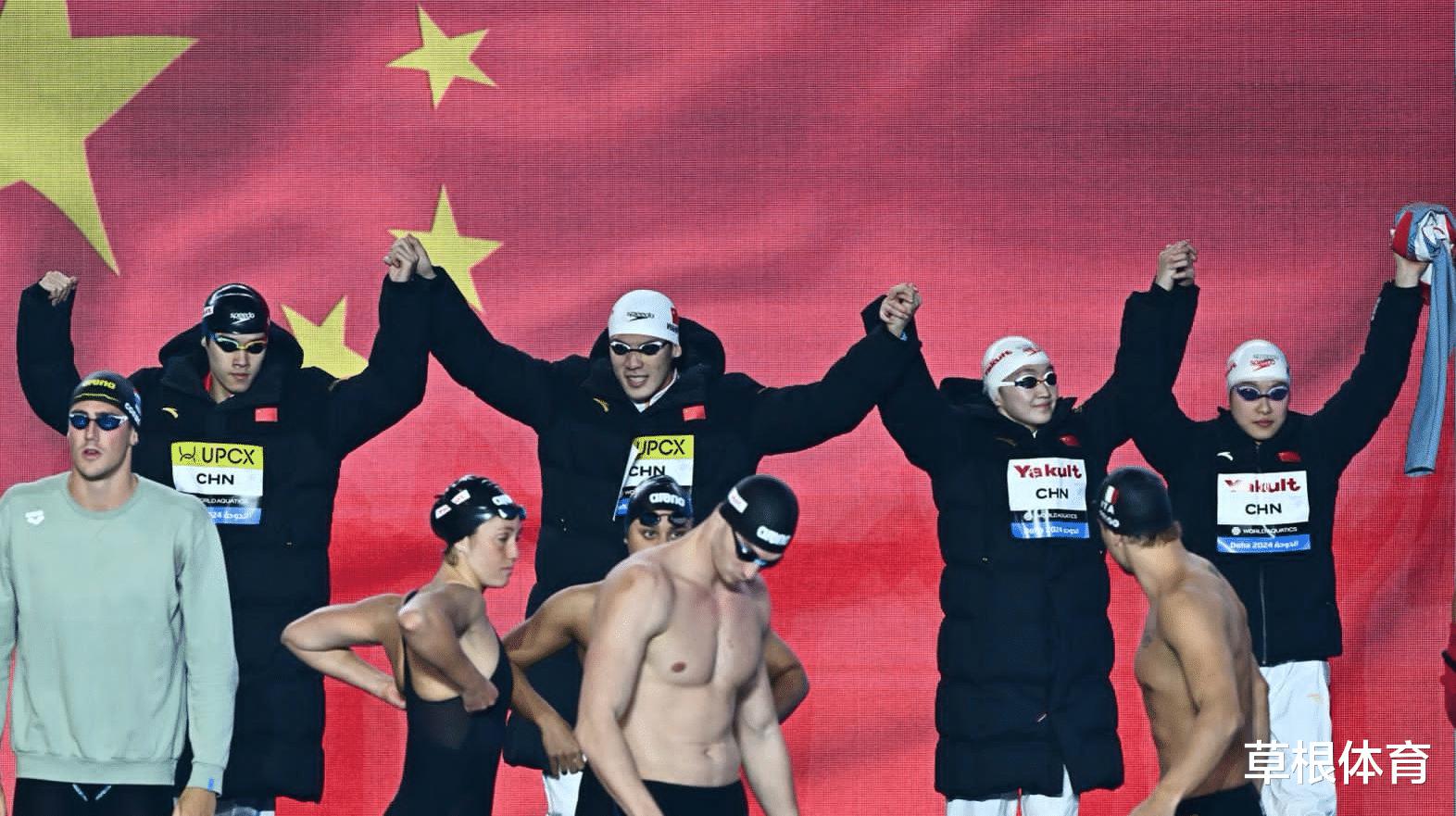 再夺1金，中国队刷新亚洲纪录，4冠王诞生，国歌响起五星红旗闪耀(2)