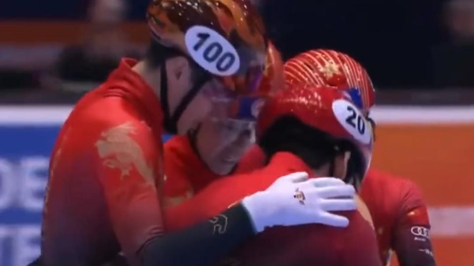 中国队第3金：荷兰队摔倒，林孝埈守住胜势，2000米混接成功夺冠(3)