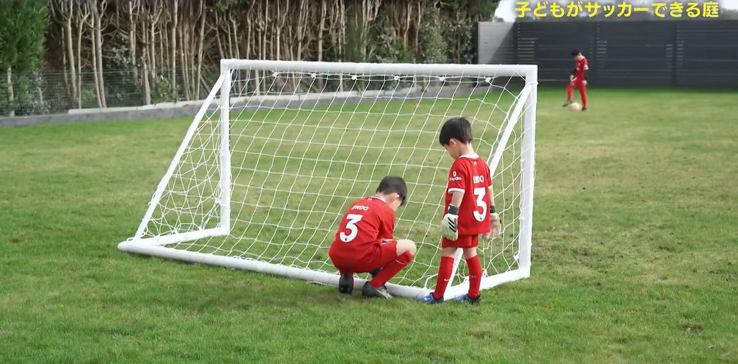 羡慕远藤航在英国的家自带足球场和健身房，3个儿子尽情玩耍(1)