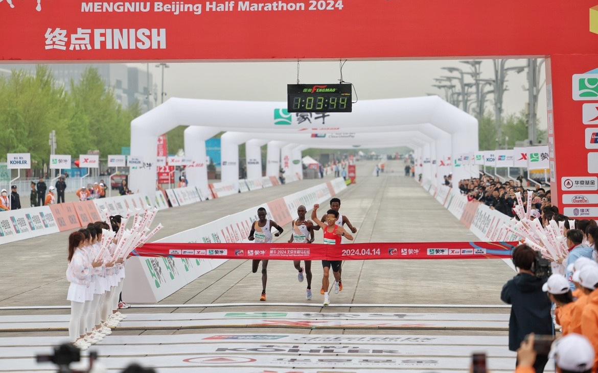 北京半马首秀，全国马拉松纪录保持者何杰惊险夺冠(1)
