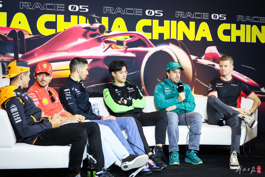 紧挨偶像阿隆索，中国车手周冠宇赛前亮相(1)