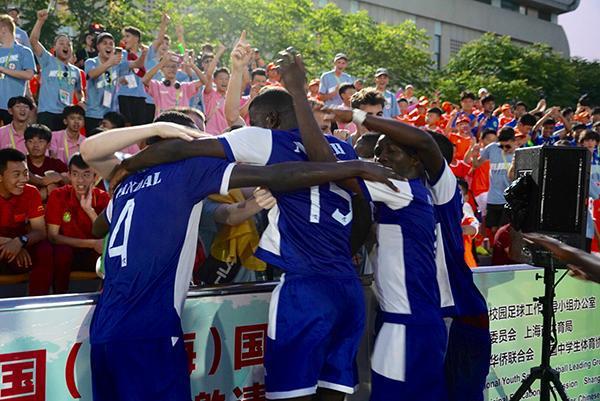 绿茵场上的上海足球小将：热血、拼搏和期望的未来(4)