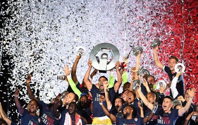 法甲迷你奖杯 这支欧洲最大的黑店球队终于再次捧起法甲冠军奖杯(1)