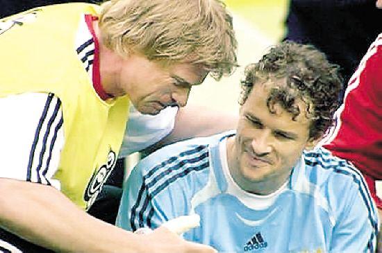 2001欧冠卡恩 还记得卡恩握住莱曼的双手吗(3)
