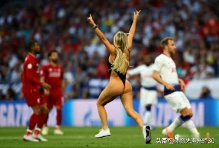欧冠决赛比基尼女球迷进场 欧冠决赛疯狂一幕(2)