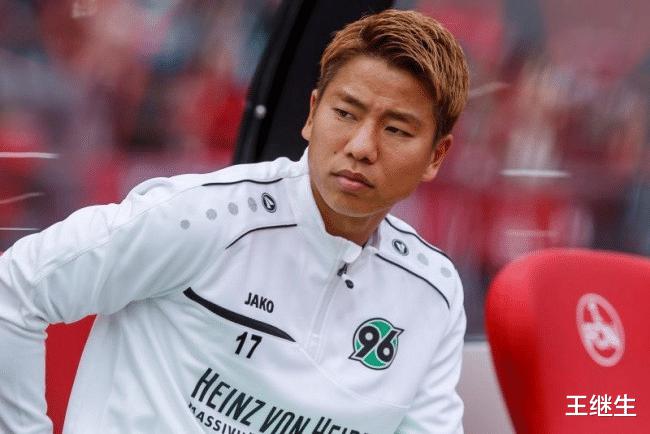 日本前锋加盟德国冠军队，他27岁，上赛季在东欧独造31球(2)