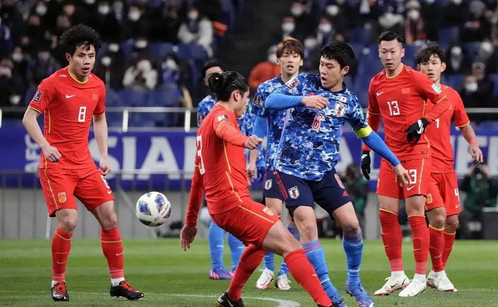 国足输日本意料之中，但是踢得太窝囊，全场仅两次射门零射正(4)