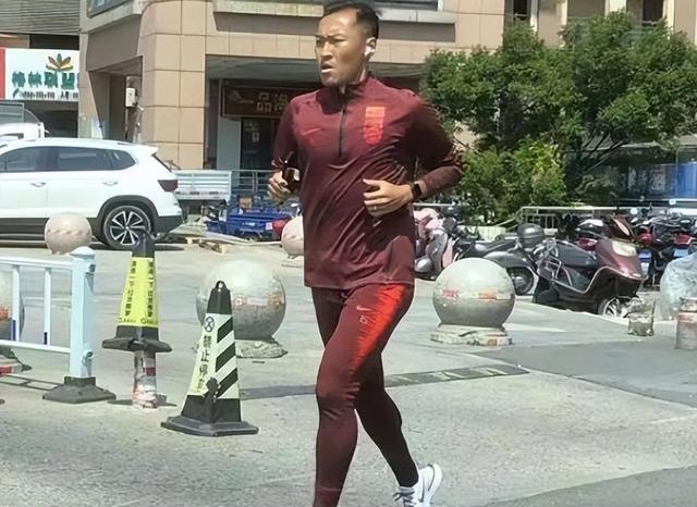 国足队长又被嘲讽！模仿谷爱凌街上跑步，球迷：发型暴露了目的(1)