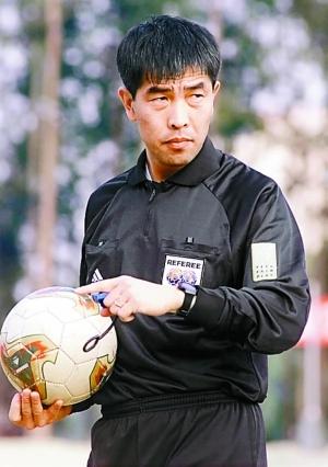 中国裁判再次执法世界杯！终结20年等待，历史第一人已出狱8年！(8)