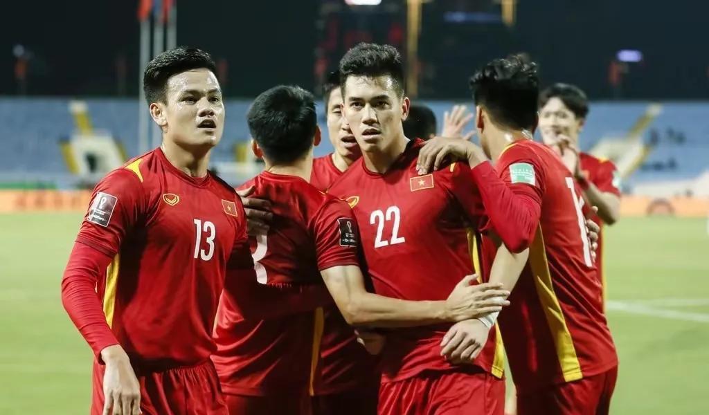 王大雷：越南足球现在差吗？中国足球注册人数没人家一个零头(6)