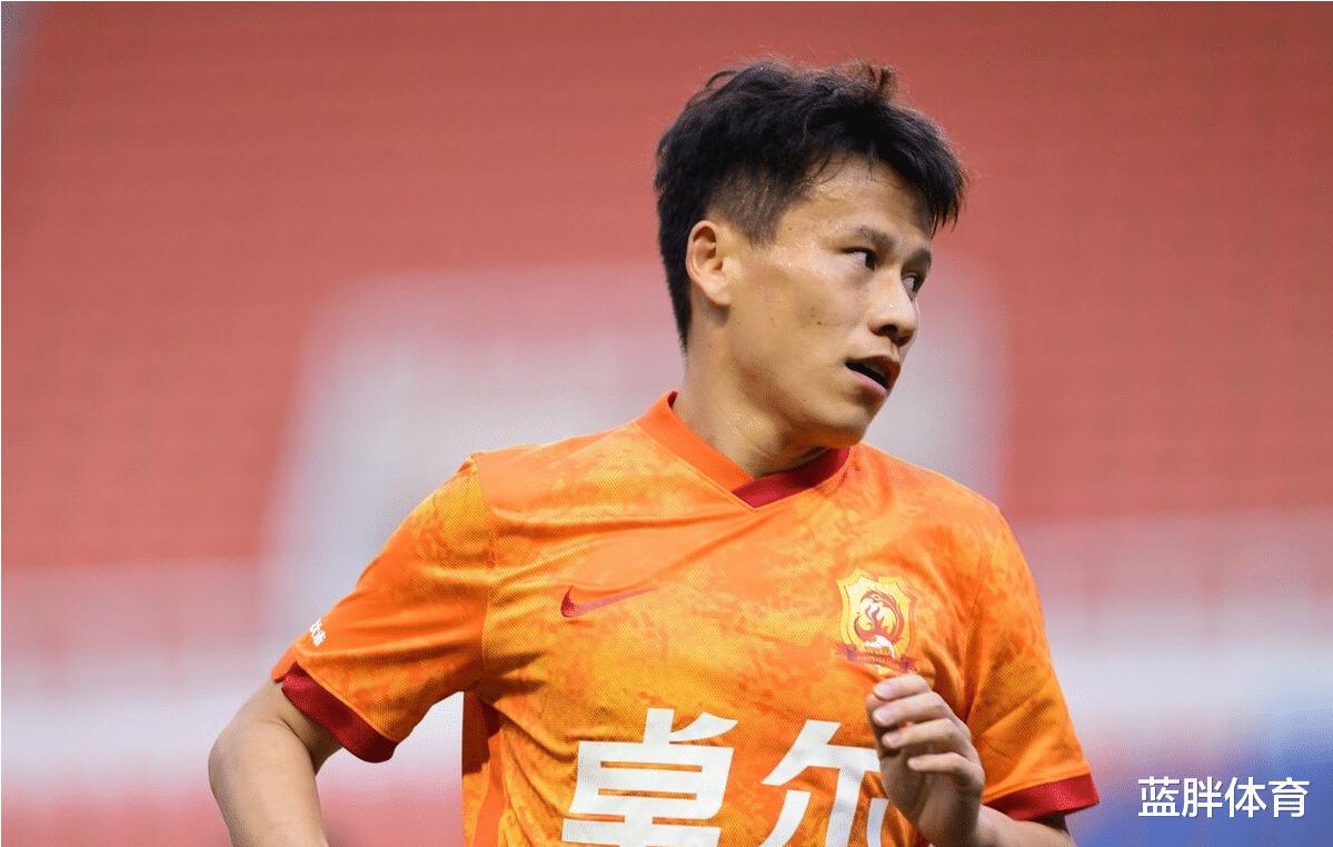 武汉队终于迎来新蒿俊闵，曾是国家队十号球员，表现可圈可点(4)