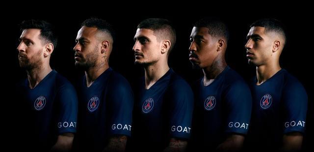 梅西展示巴黎新球衣，左臂GOAT字样遭调侃：为何会有C罗的名字？(1)
