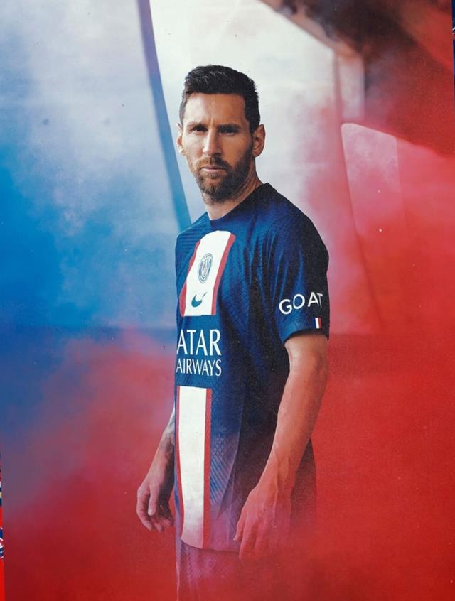 梅西展示巴黎新球衣，左臂GOAT字样遭调侃：为何会有C罗的名字？(4)
