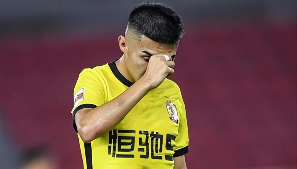 中国足球又出一位新“恶人”，9场比赛拿到4黄2红，谁敢惹他？(1)