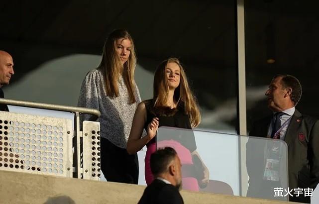 西班牙俩公主到伦敦看女足，16岁未来女王太惹眼，时髦的索妹成陪衬(5)