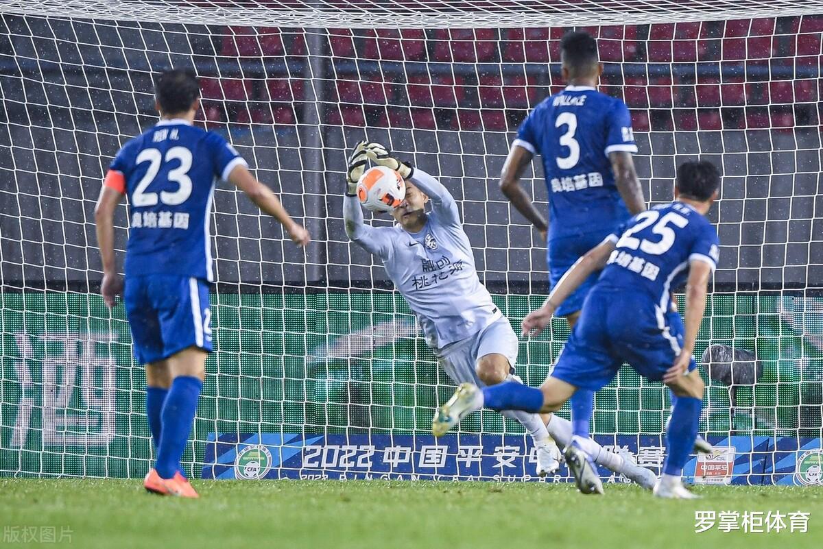 10场比赛仅丢6球！他比颜骏凌更有资格踢国足主力，能力无可争议(2)