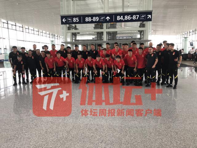 中国男女足顺利抵达日本 下午展开首练备战东亚杯(1)