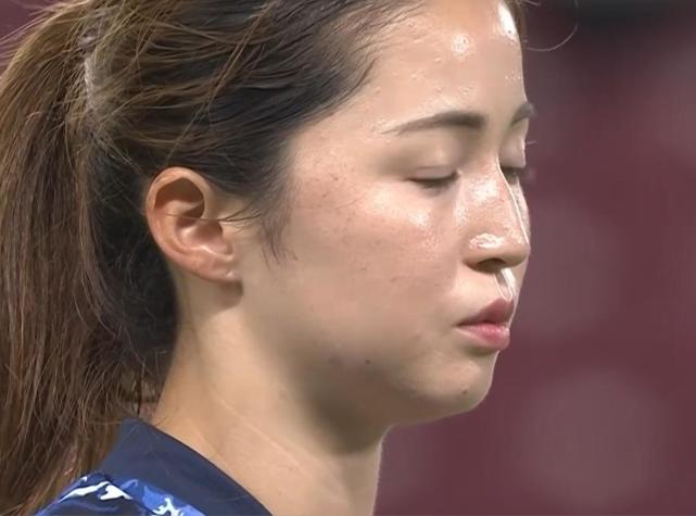 被镜头一直追着不放，日本足坛第一美女生气了，球迷：她是全场亮点(1)