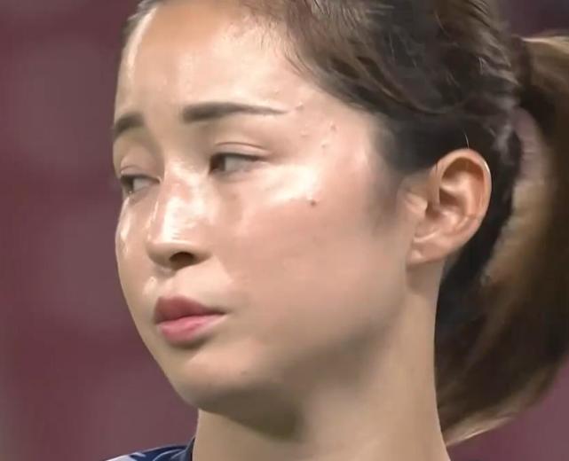 被镜头一直追着不放，日本足坛第一美女生气了，球迷：她是全场亮点(2)