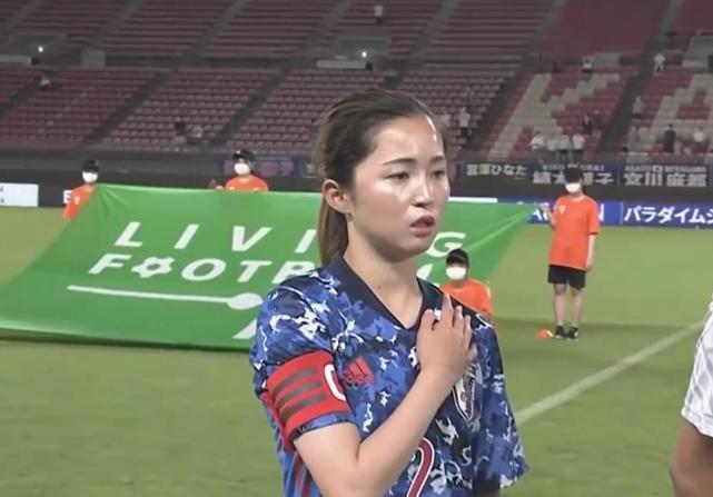 被镜头一直追着不放，日本足坛第一美女生气了，球迷：她是全场亮点(3)
