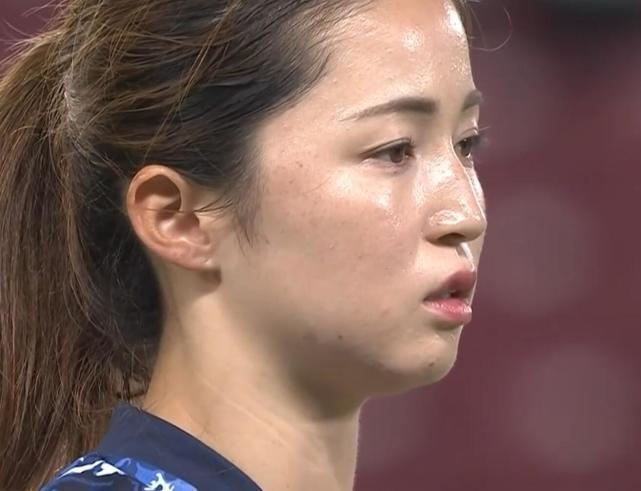 被镜头一直追着不放，日本足坛第一美女生气了，球迷：她是全场亮点(4)
