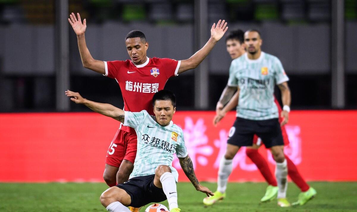 大连媒体最新报道引爆争议，球迷吐槽：中国足球搞笑是最专业的(3)