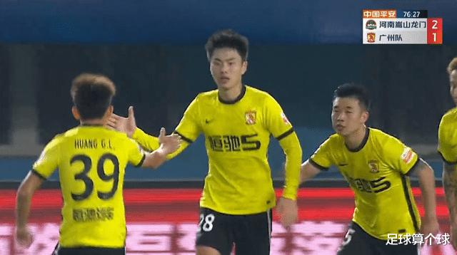 心酸！广州队对河南比赛中，只有1名广州球迷，保安大爷眼神奇怪(2)