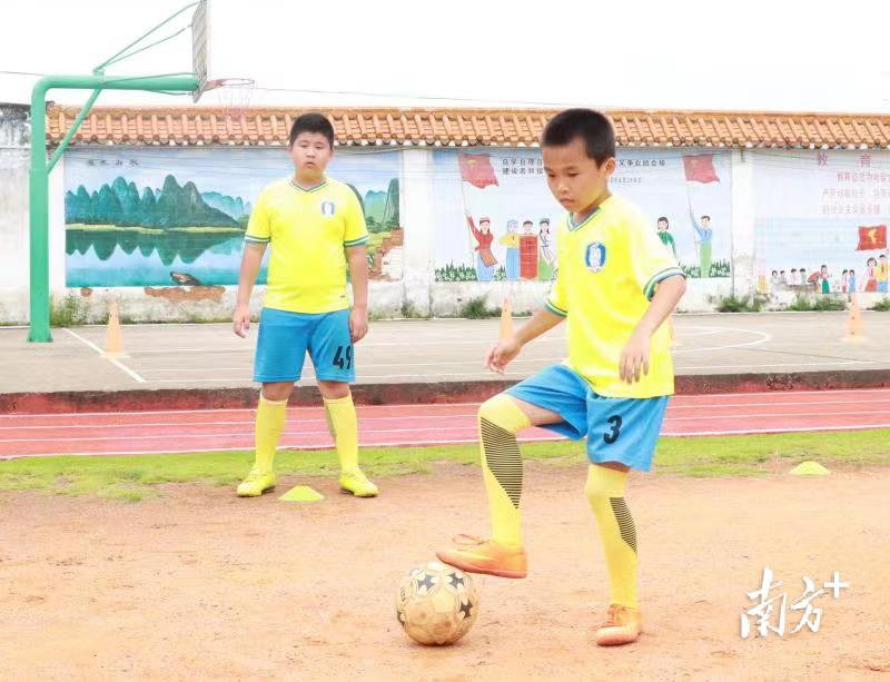 梅县区梅西镇：积极开展足球青训营 丰富青少年暑期生活(1)