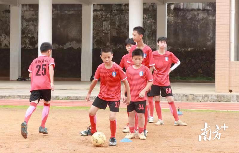 梅县区梅西镇：积极开展足球青训营 丰富青少年暑期生活(2)