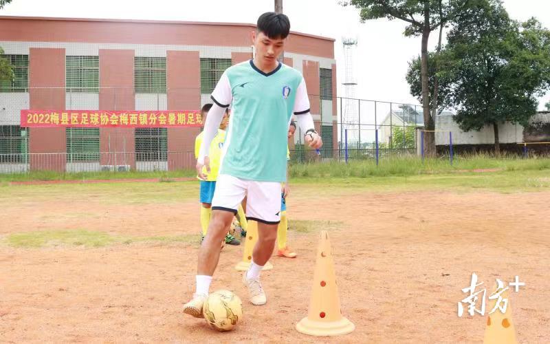 梅县区梅西镇：积极开展足球青训营 丰富青少年暑期生活(3)