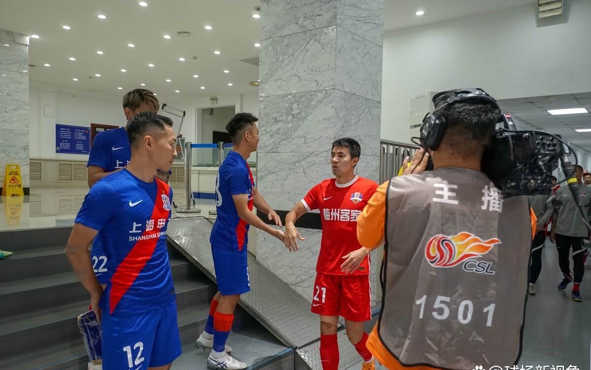 上海媒体曝出争议猛料，球迷吐槽：欠薪了，竟然知道好好踢球了(4)