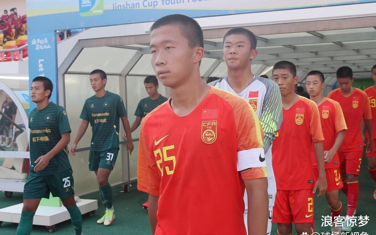 争议！中国国足最新计划被曝光，里皮李铁很意外，球迷吐槽声一片(5)