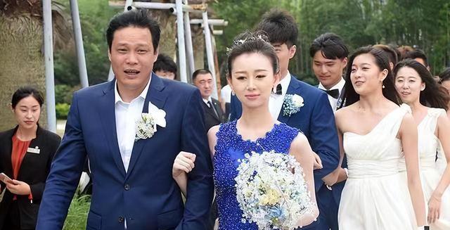 足坛名将范志毅：再婚娶小17岁芭蕾舞演员，空姐前妻解释离婚原因(4)