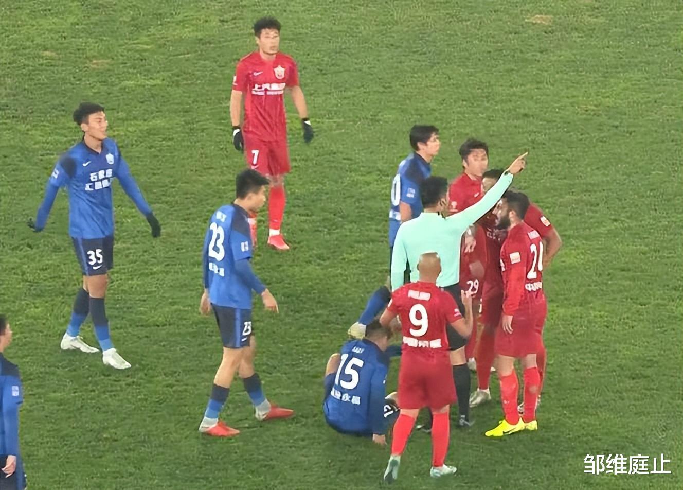 中超赛场爆发冲突，武磊为队友出头，工作人员大喊：踢他！(4)