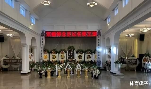 大连功勋球员小王涛举行追悼会，现场铺满花圈，众多国脚和粉丝到场(2)