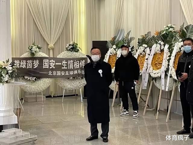 大连功勋球员小王涛举行追悼会，现场铺满花圈，众多国脚和粉丝到场(3)