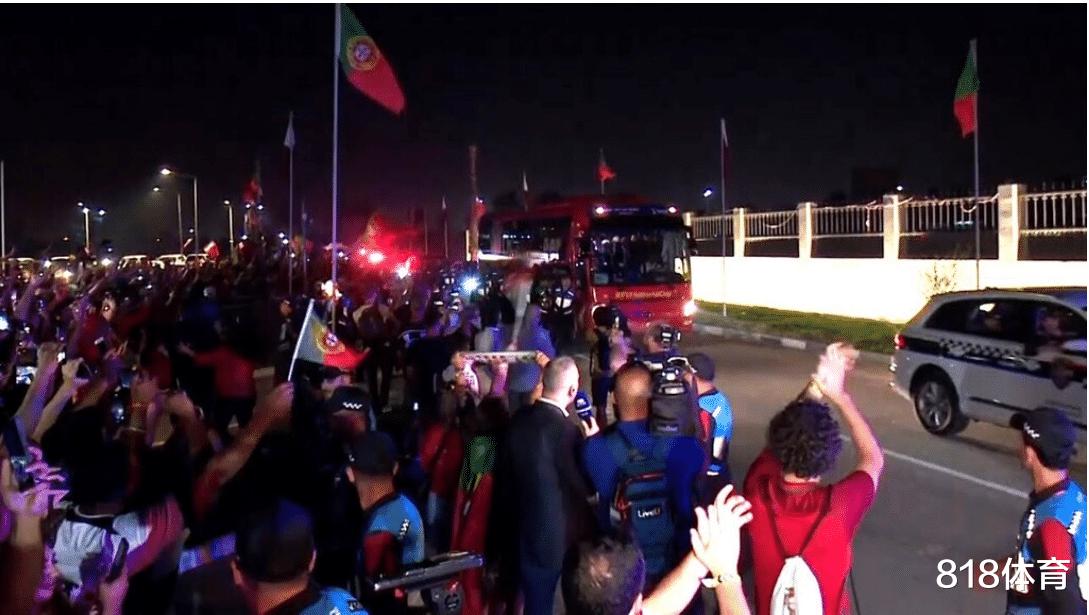 顶流! C罗大巴抵达酒店数千名球迷夹道欢迎, 6辆警车开道50名警察护驾(4)