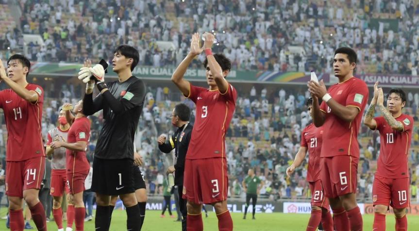 揭幕战0-2惨败，亚洲冠军暴露短板，东道主输球，给国足敲响警钟(5)