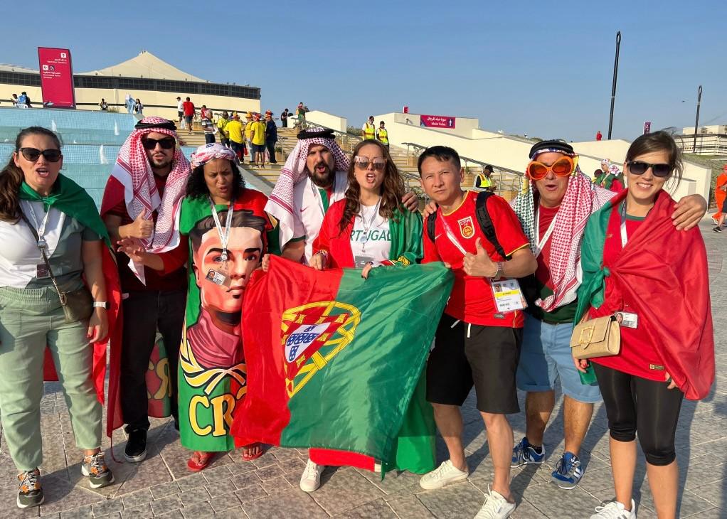 一抹中国红！网红退钱哥亮相卡塔尔世界杯：高举国旗，添中国元素(4)