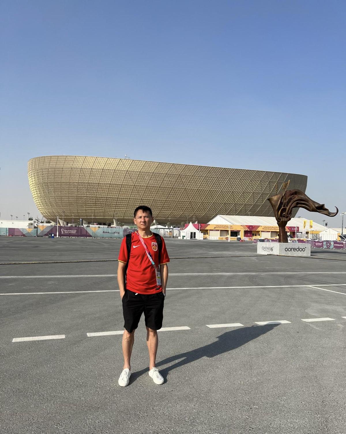 一抹中国红！网红退钱哥亮相卡塔尔世界杯：高举国旗，添中国元素(5)