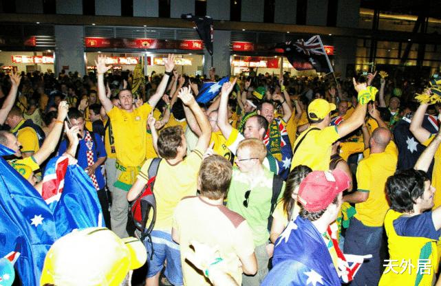 澳洲球迷狂欢：墨尔本夸张场景人挤人跳舞！全亚洲就东道主不开心(1)