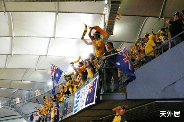 澳洲球迷狂欢：墨尔本夸张场景人挤人跳舞！全亚洲就东道主不开心(2)