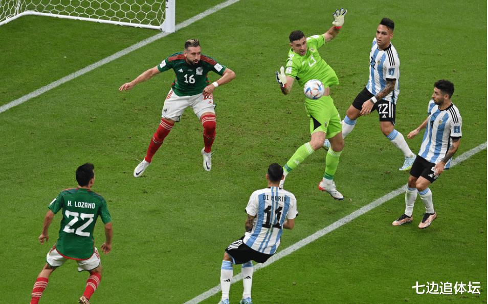 2: 0！阿根廷起死回生，梅西传射+贴地斩，刷新3大纪录，追平C罗马拉多纳(3)