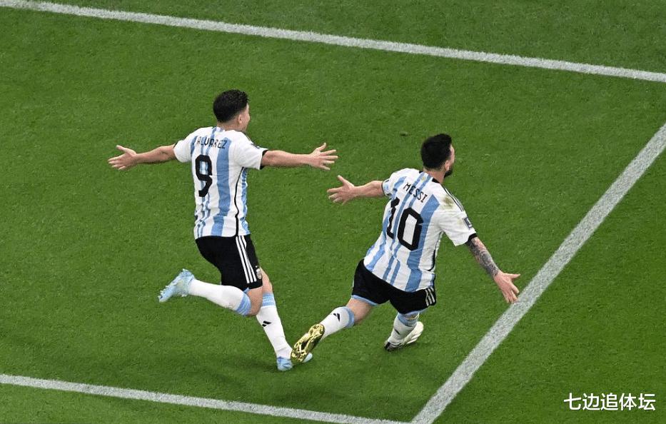 2: 0！阿根廷起死回生，梅西传射+贴地斩，刷新3大纪录，追平C罗马拉多纳(4)