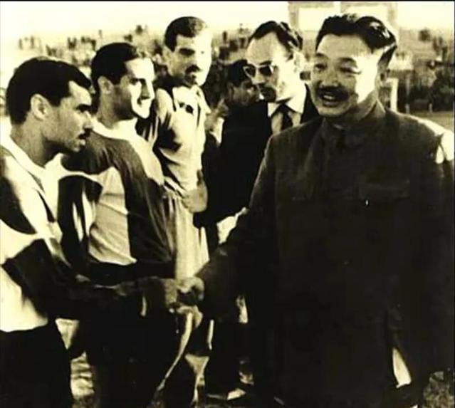 1964年毛主席命贺龙整治国足，贺龙只用一招，让国足踢到亚洲第一(11)