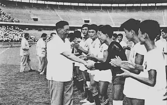 1964年毛主席命贺龙整治国足，贺龙只用一招，让国足踢到亚洲第一(12)