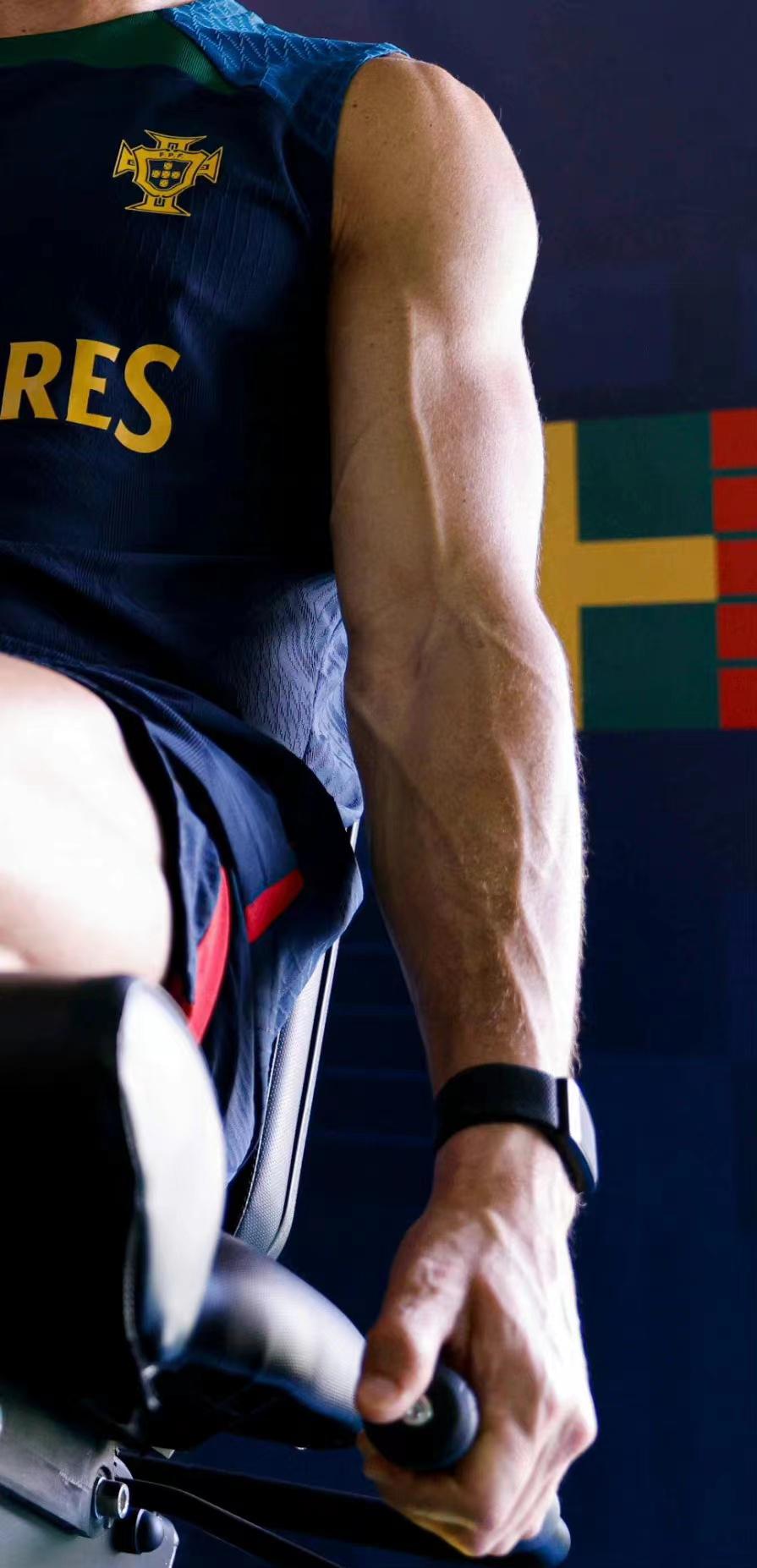 C罗穿着训练背心，最新健身画面曝光：肱二头肌的肌肉非常发达！(3)